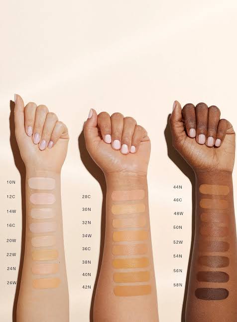 RARE BEAUTY Liquid Touch Weightless Foundation - Shade 250W